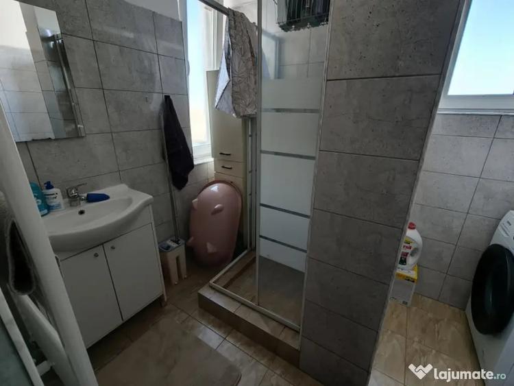 Apartament cu 3 camere decomandat în Florești
