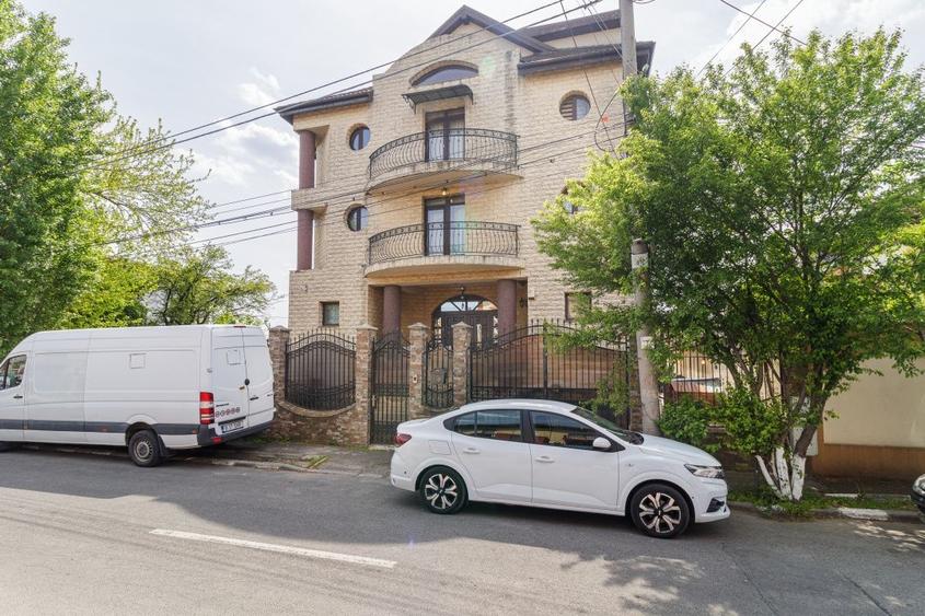 Casă individuală cu 7 camere cu Canalizare în Colentina