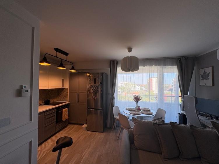 Apartament cu 3 camere semidecomandat, mobilat în Aradului