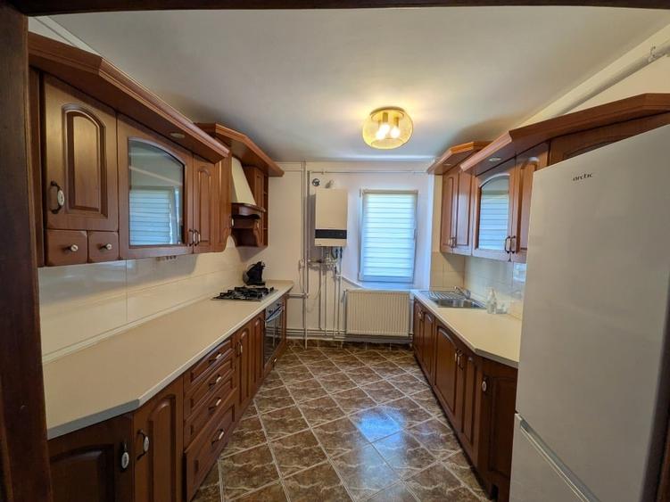 Apartament cu 3 camere semidecomandat, mobilat în Take Ionescu