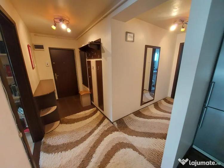 Apartament cu 3 camere semidecomandat în Florești