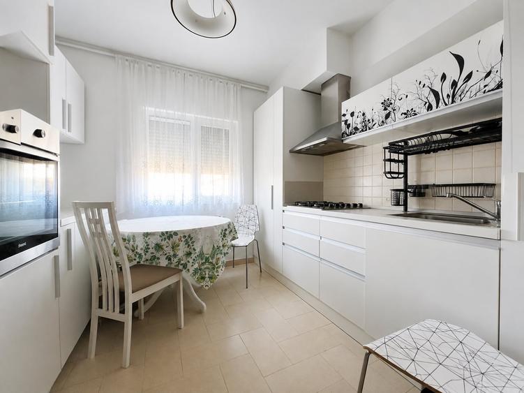 Apartament cu 3 camere semidecomandat, mobilat în Aradului