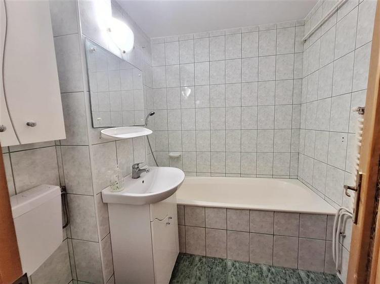 Apartament cu 3 camere decomandat, mobilat în 9 Mai