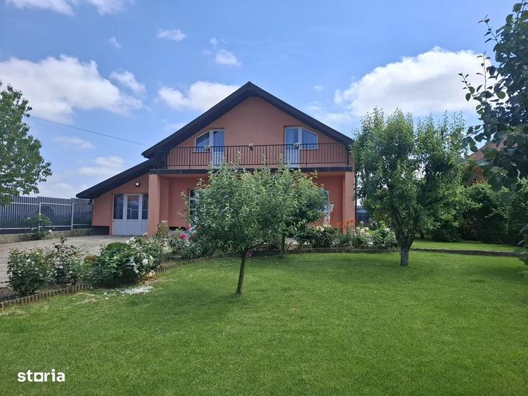 Casă cu 4 camere cu Teren 1000 Mp în Letea Veche