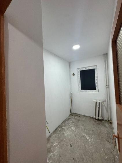 Apartament cu 4 camere semidecomandat în Satu Nou