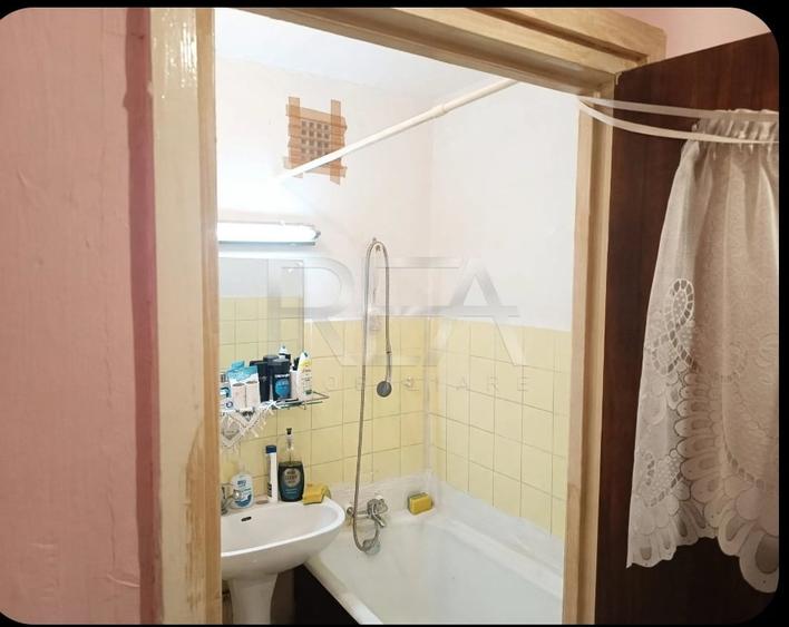 Apartament cu 3 camere semidecomandat în Berceni