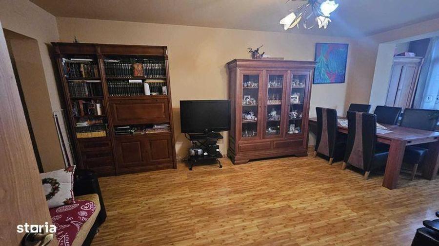 Apartament cu 3 camere decomandat în Cetate