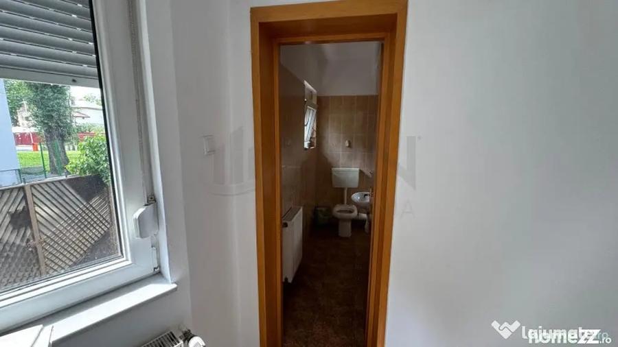 Casă cu 10 camere cu Teren 402 Mp în Lacul Tei