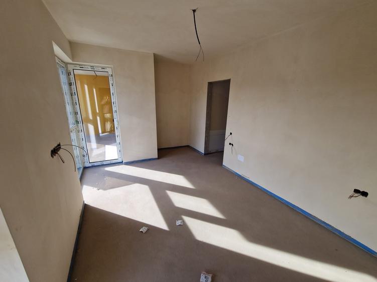 Apartament cu 3 camere semidecomandat în Florești