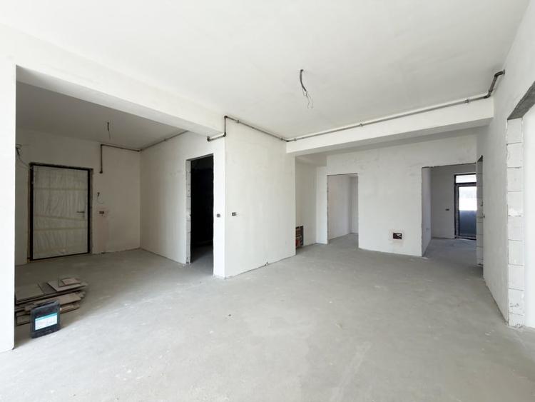 Apartament cu 3 camere semidecomandat în Inel II