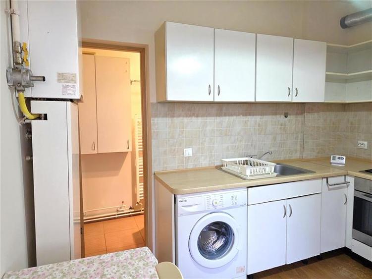 Casă individuală cu 3 camere cu Canalizare în Central
