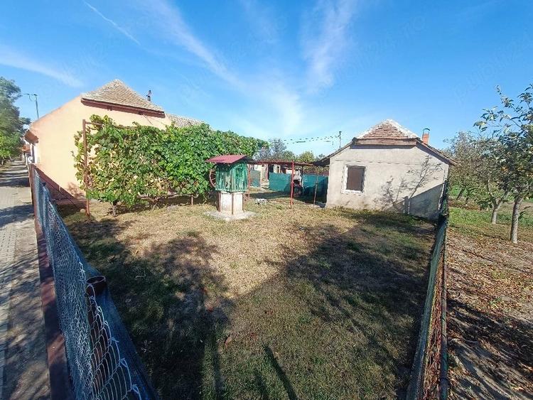 Casă cu 3 camere cu Teren 3470 Mp în Livezile