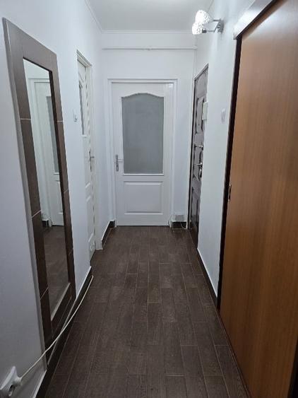 Apartament cu 3 camere semidecomandat în Podu Roș
