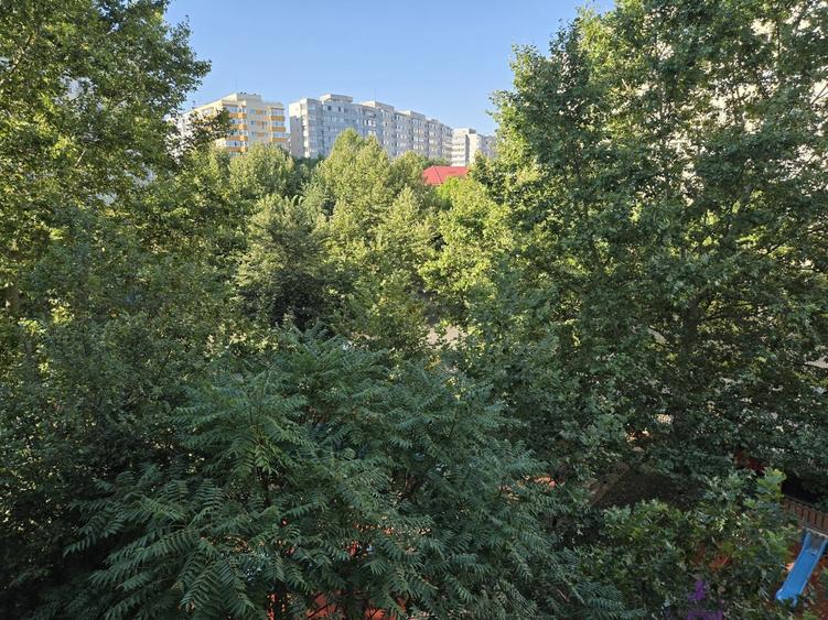 Apartament cu 3 camere semidecomandat în Vitan
