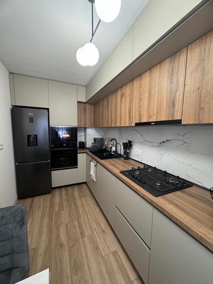 Apartament cu 3 camere semidecomandat în Tineretului