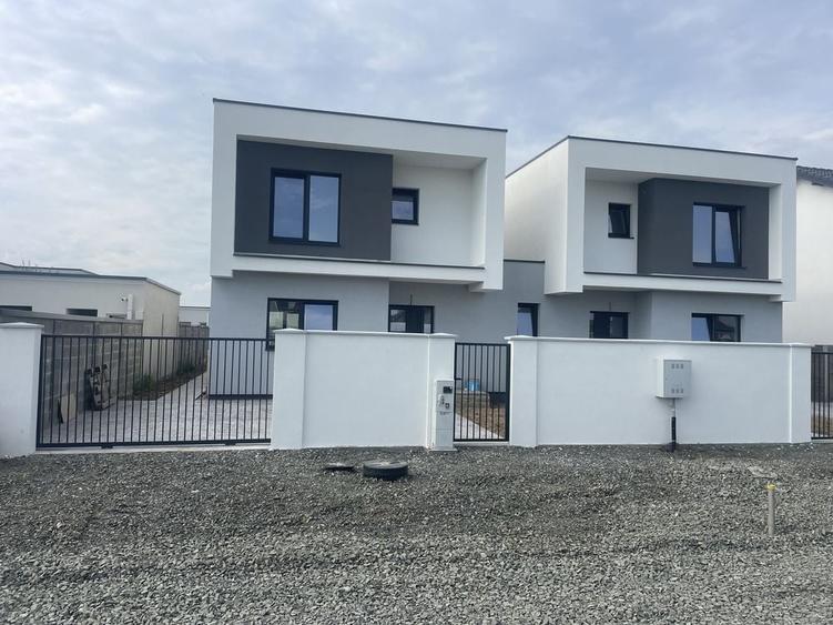 Casă cu 4 camere în Domnești