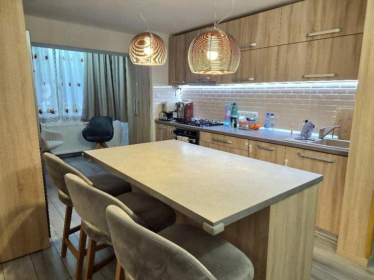 Apartament cu 4 camere decomandat în Micro 17