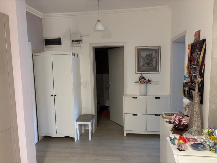Apartament cu 2 camere semidecomandat, mobilat în Dumbrăvița