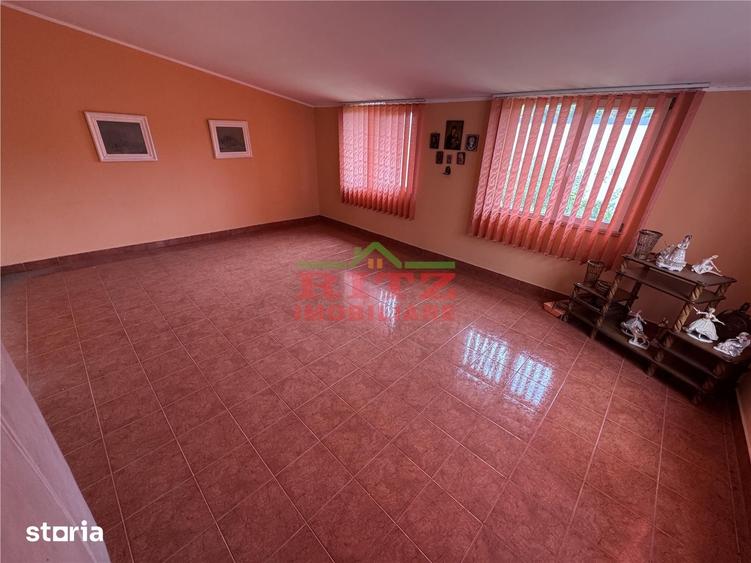 Casă cu 7 camere cu Teren 938 Mp în Central