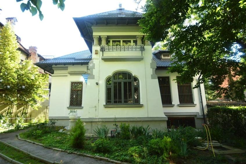 Casă individuală cu 11 camere cu Canalizare în Dorobanți