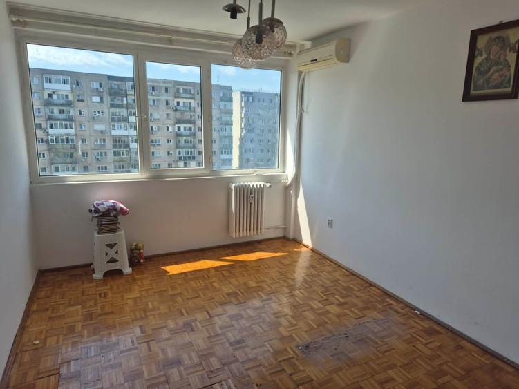 Apartament cu 3 camere semidecomandat în P-ța Muncii