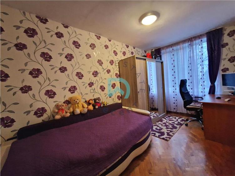 Apartament cu 3 camere semidecomandat în Tractorul