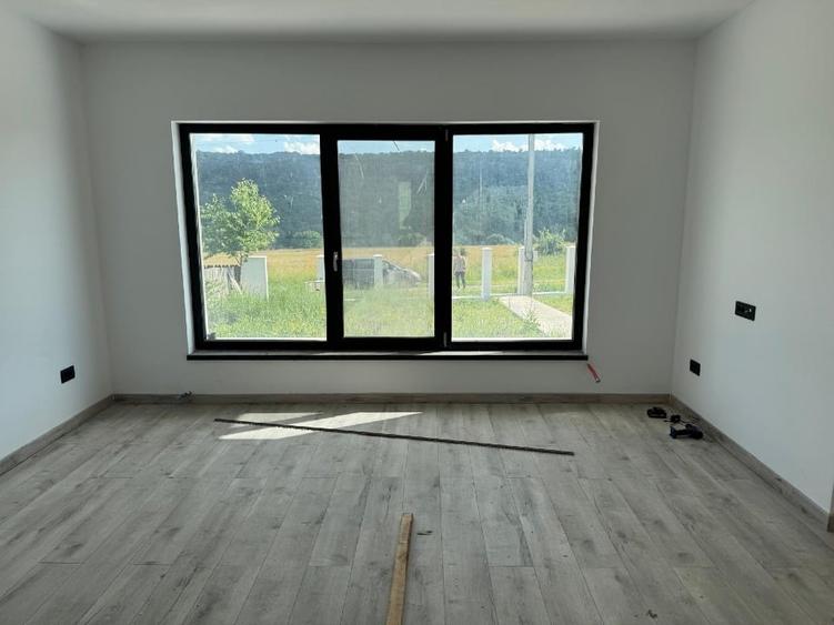 Casă individuală cu 4 camere cu Teren 1000 Mp în Dobrovăț