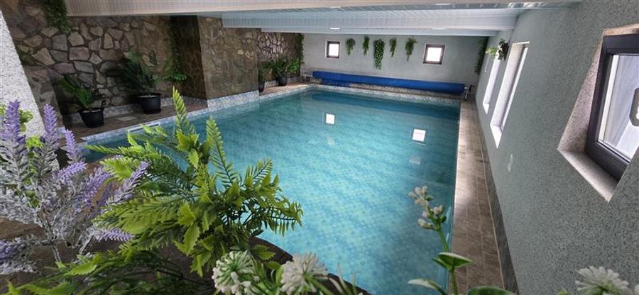 Casă individuală cu 8 camere cu Piscina în 1 Decembrie