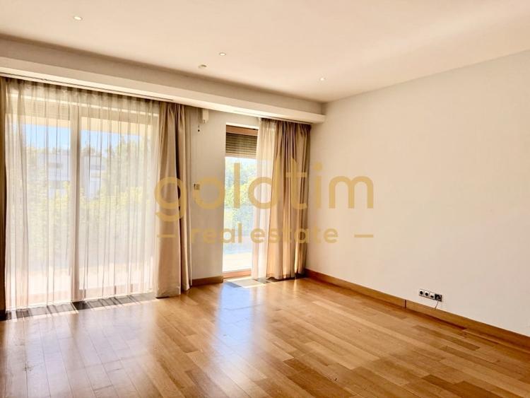Apartament cu 5 camere decomandat, mobilat în Primăverii