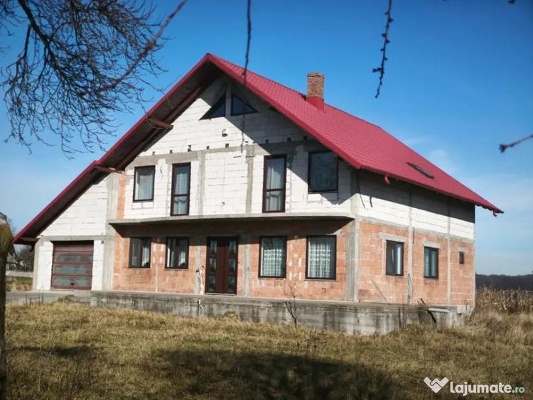 Casă cu 5 camere cu Teren 1792 Mp în Mitocu Dragomirnei