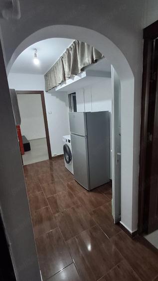 Apartament cu 3 camere semidecomandat în Micro 6