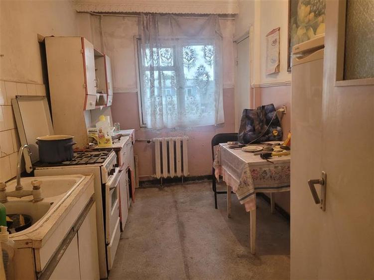 Apartament cu 3 camere decomandat în Republicii