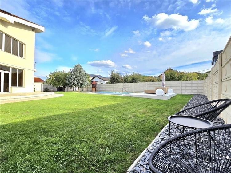 Casă individuală cu 6 camere cu Piscina în Sânmartin