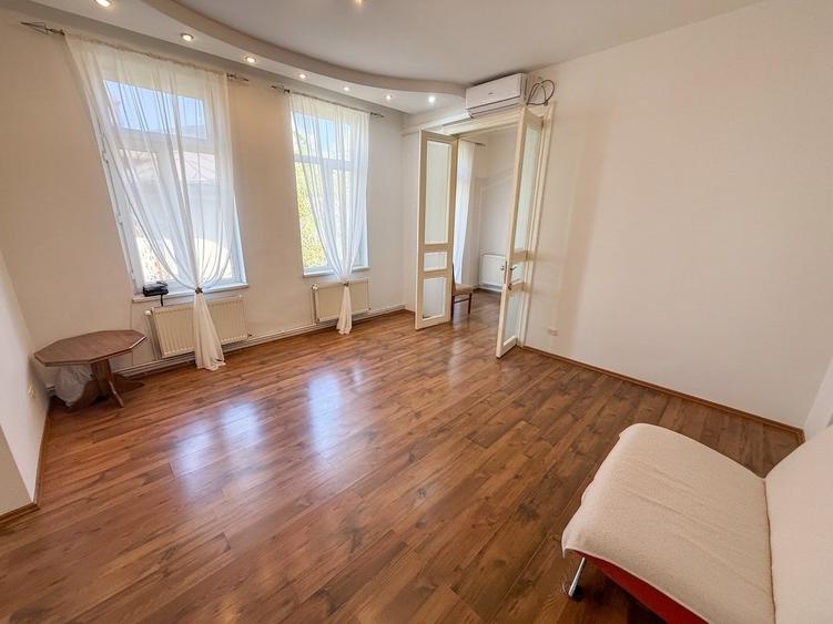 Apartament cu 3 camere semidecomandat, mobilat în Armeneasca
