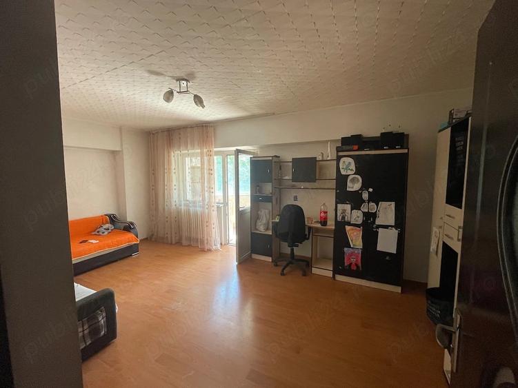 Apartament cu 3 camere decomandat în Nicolina