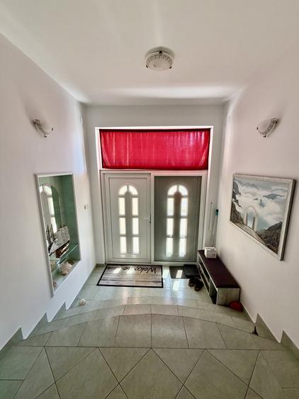Casă individuală cu 12 camere cu Canalizare în Lipovei