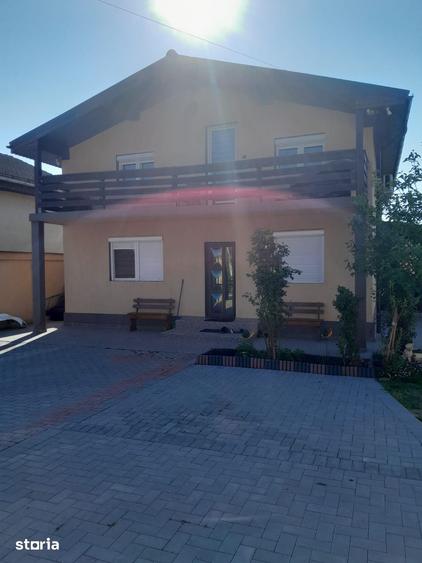Casă cu 4 camere cu Teren 484 Mp în Romanești