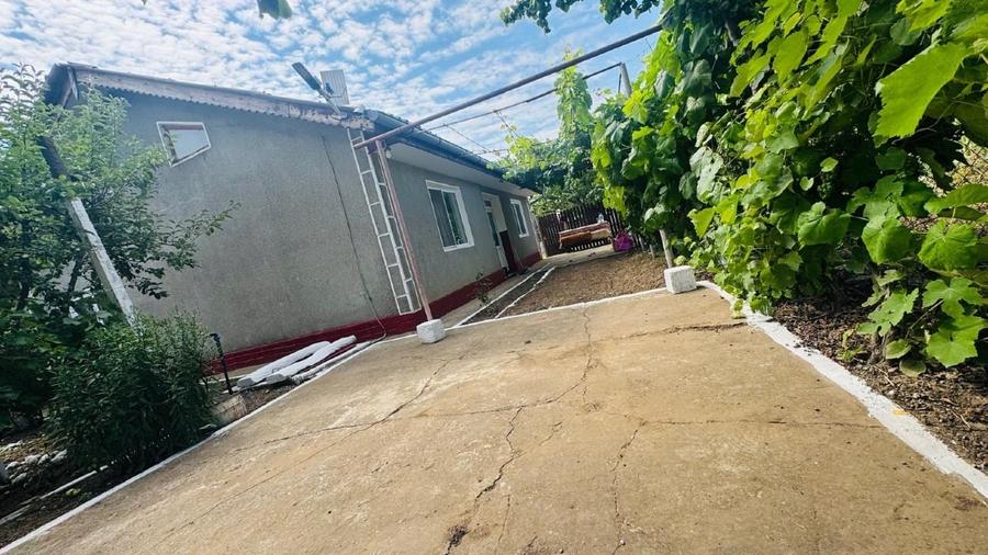Casă individuală cu 3 camere cu Teren 500 Mp în Fetești-Gară