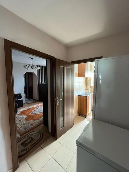Apartament cu 3 camere semidecomandat, mobilat în Central