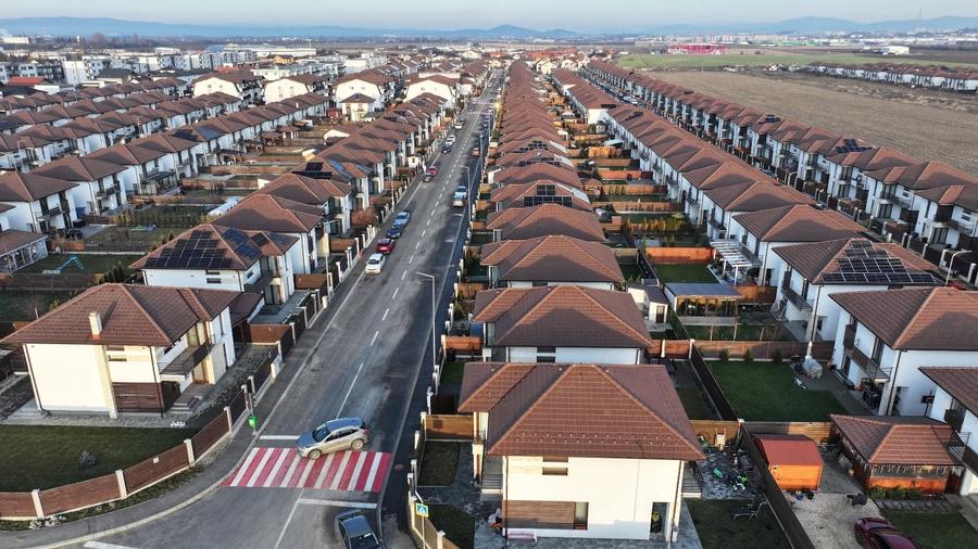 Casă individuală cu 4 camere cu Canalizare în Est