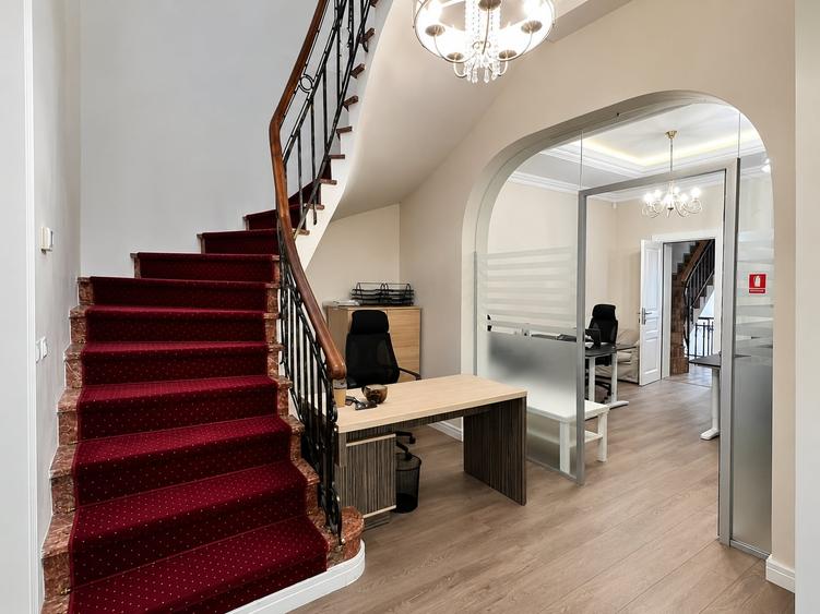 Apartament cu 8 camere, mobilat în Parcul Carol