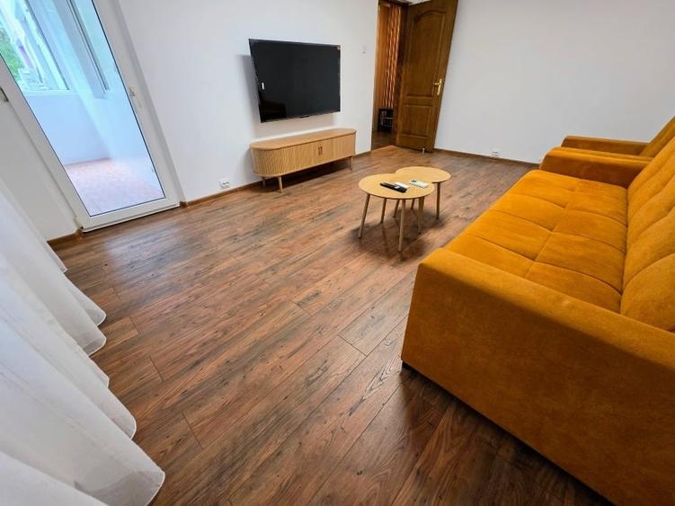 Apartament cu 3 camere semidecomandat, mobilat în Băneasa