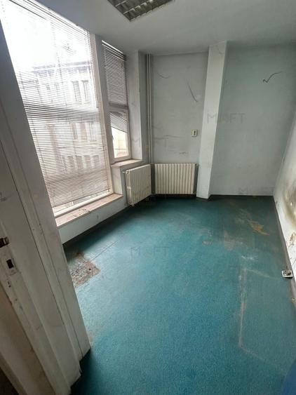 Casă individuală cu 12 camere cu Canalizare în Victoriei