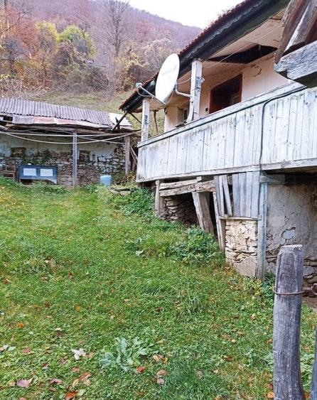 Casă individuală cu 2 camere cu Teren 9340 Mp în Exterior Sud