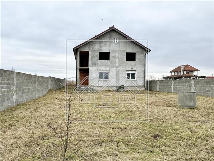 Casă individuală cu 6 camere cu Canalizare în Avrig