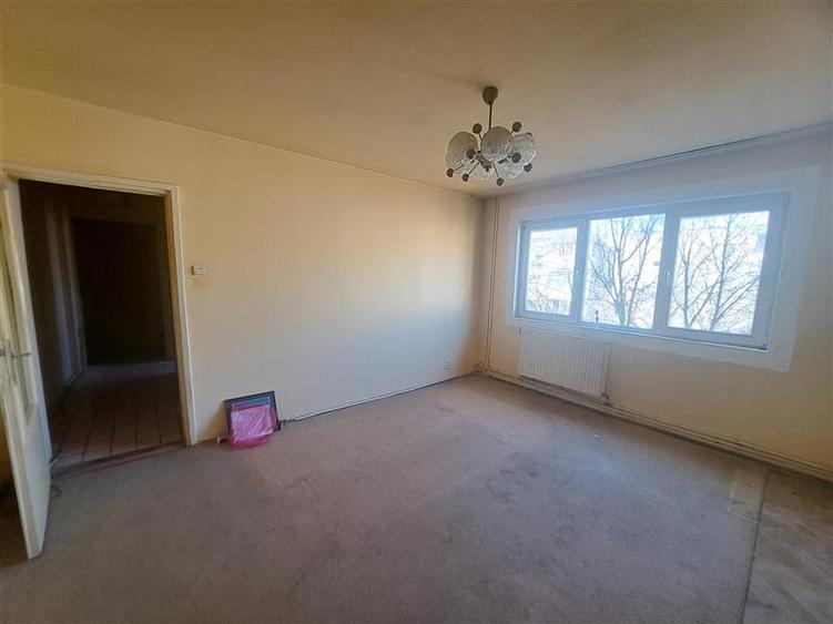 Apartament cu 3 camere semidecomandat în Șagului