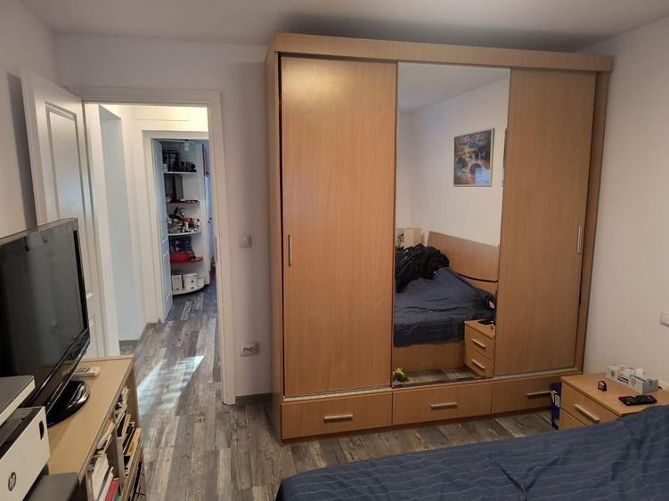 Apartament cu 3 camere semidecomandat, mobilat în Drumul Taberei