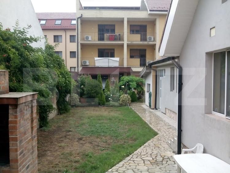 Casă individuală cu 10 camere cu Canalizare în Central