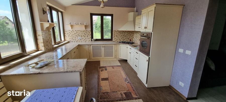 Casă cu 5 camere cu Teren 2000 Mp în Central