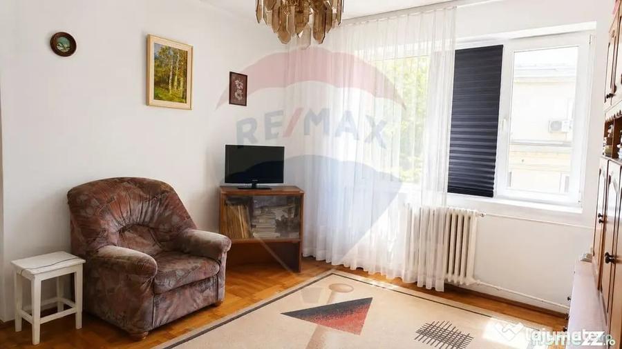 Apartament cu 3 camere semidecomandat în Gara de Nord